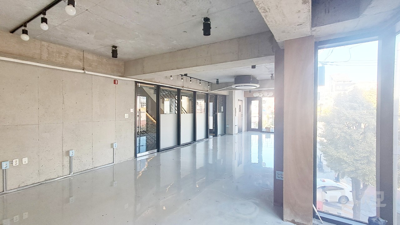 🏢 [서교동 신식 오피스] 깔끔한 3층 사무실 임대✨ 매물의 3번째 사진