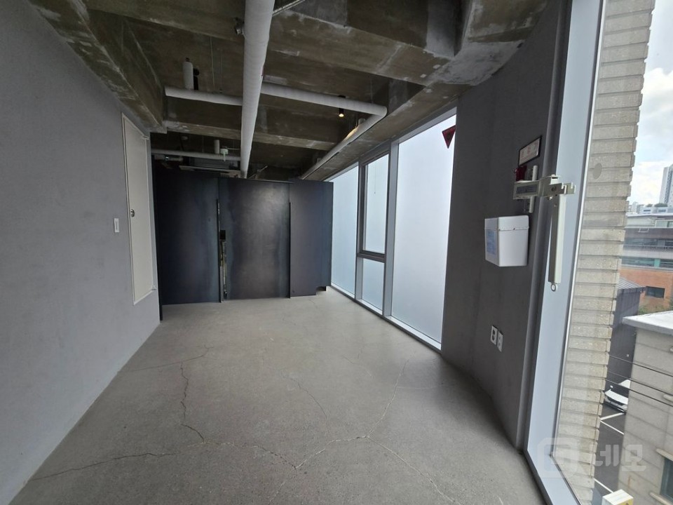 신축 노출천정 깨끗한 사무실 매물의 4번째 사진