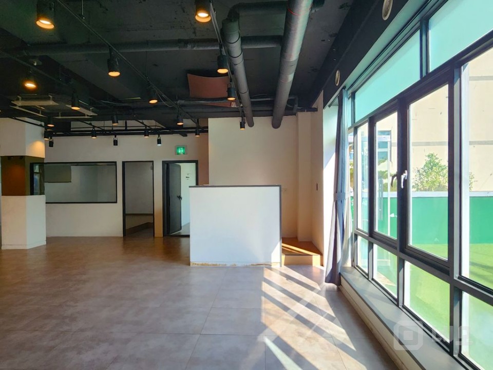 브랜드·스튜디오·교육시설 모두 어울리는 망원 핵심 입지 매물의 16번째 사진