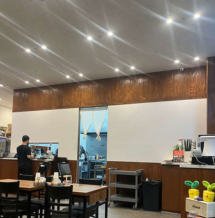 가산동 지식산업센터 상가에 위치한 음식점 매물의 2번째 사진
