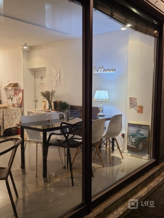 깨끗하고 햇볕잘드는 3면통유리 카페 내놓습니다! 매물의 8번째 사진