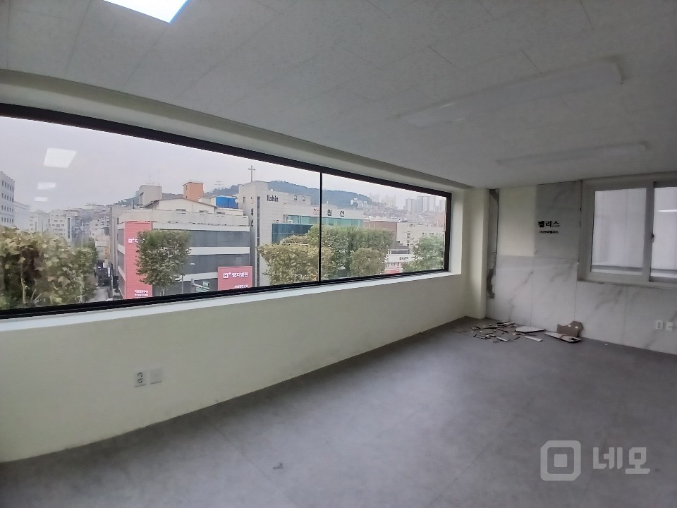 신림역 역세권 대로변 위치 내외관 깔끔한 무권리 가성비 상가사무실 매물의 1번째 사진