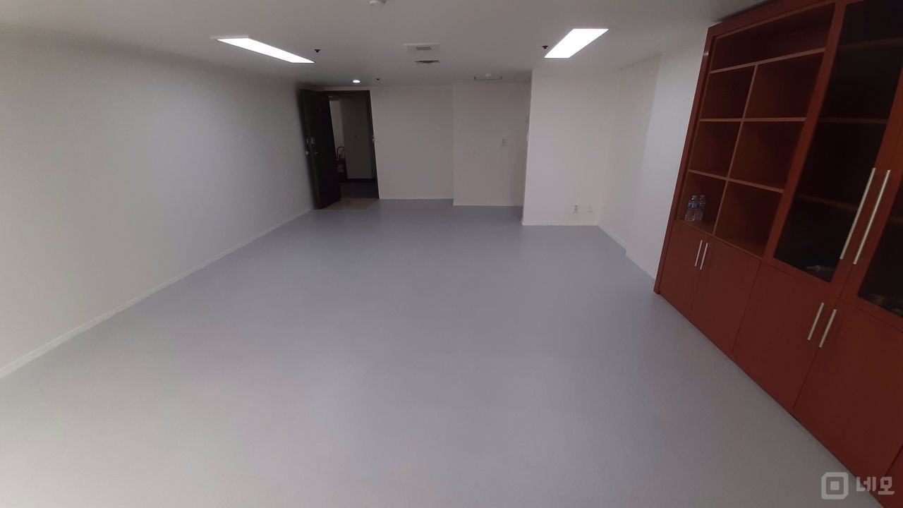 화이트톤의 깔끔하고 깨끗한, 수납공간이 많은 사무실입니다. 매물의 6번째 사진