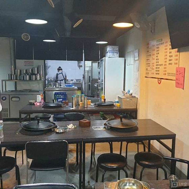 망원동 코너자리에 위치한 고깃집 매물의 1번째 사진