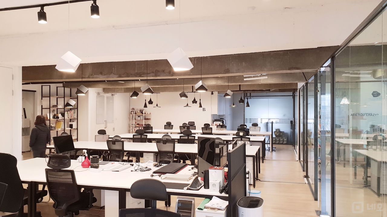 신사동 대로변 1층에 위치한 깔끔한 사무실 매물의 4번째 사진