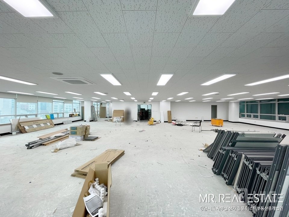 사진有 언주역 2분 채광 우수. 밝은 분위기의 사무실. 매물의 4번째 사진