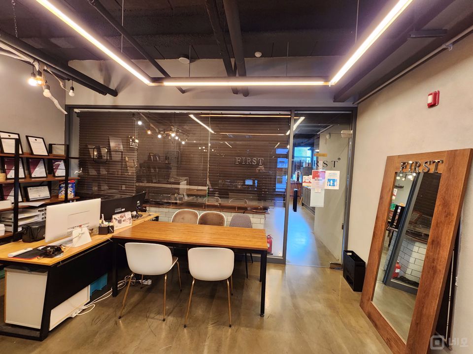 인테리어 깔끔한, 강남역 메인 상권에 위치한 상가 매물의 1번째 사진