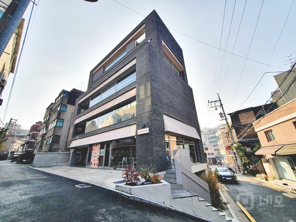 JS 서교동 신축급의 럭셔리 연층 테라스 사무실 매물의 1번째 사진