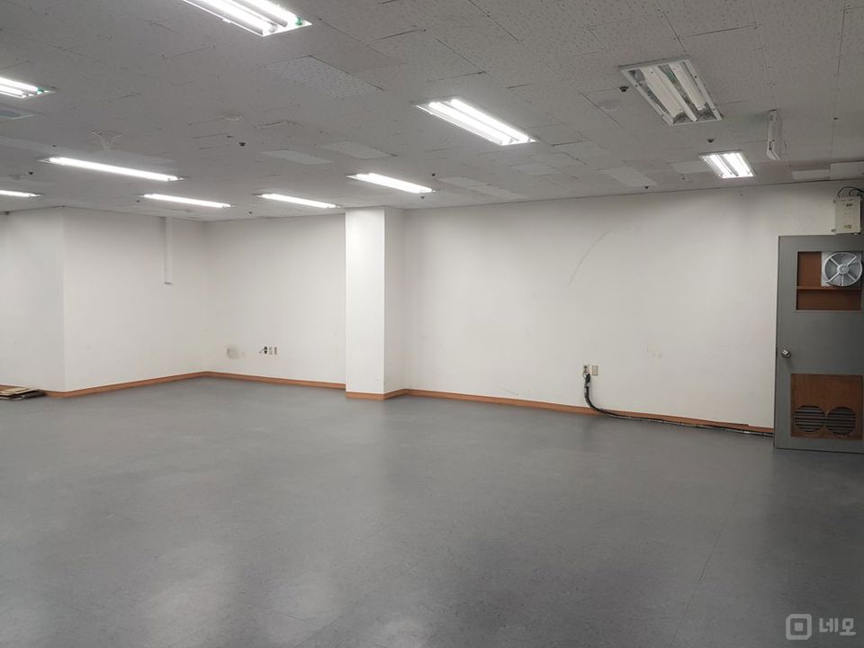 습기없는 지층 평수대비 저렴 공간여유 쇼핑몰및 창고겸 법인 사무실 강추 매물의 6번째 사진