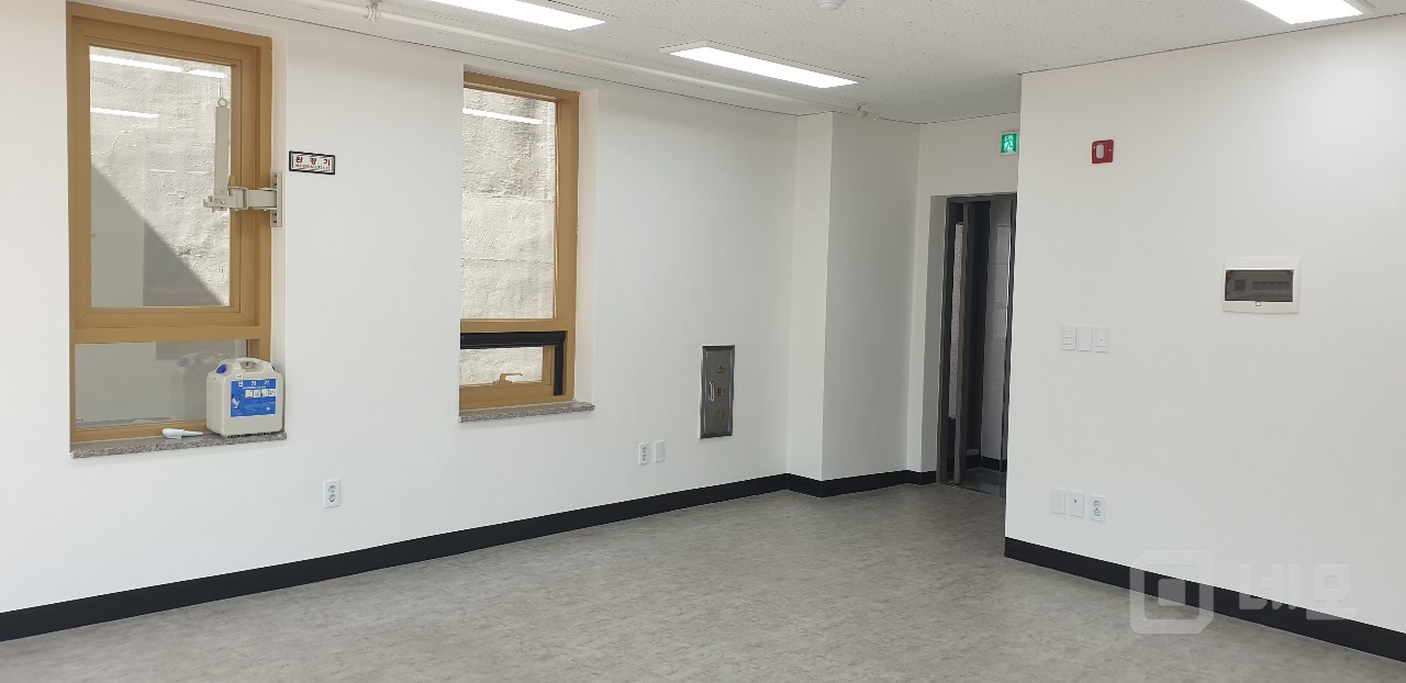 🏙️ 종로구 신축급 소형 사무실! 성현빌딩 8층 🌿 매물의 2번째 사진