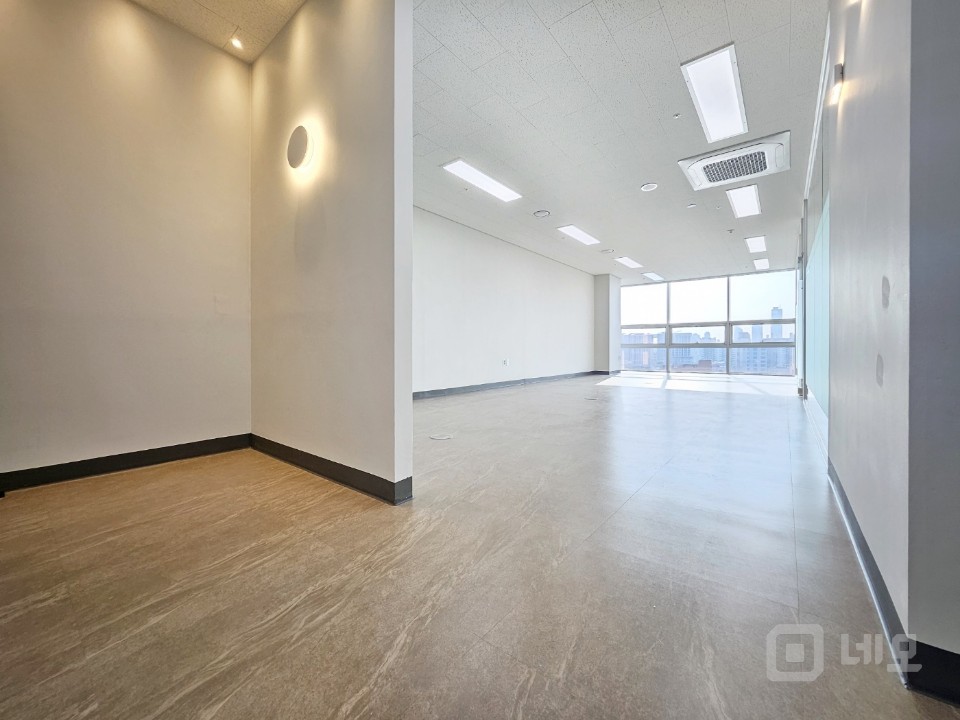 ⭐ 초역세권 사무실. 룸2개 풀인테리어 완료. 공용공간 굳 ⭐ 매물의 5번째 사진