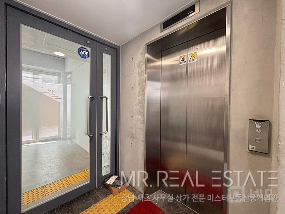 실사진.강남역.역세권.통창.홀딩도어.디자인건물 매물의 10번째 사진