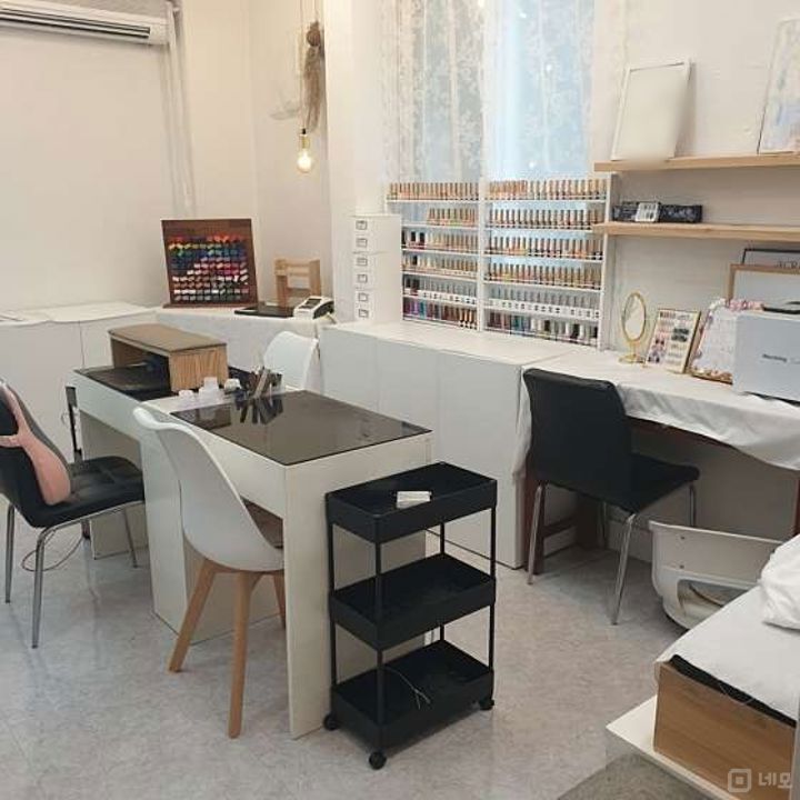 청진동 깔끔한 인테리어 및 시설 네일샵 매물의 1번째 사진
