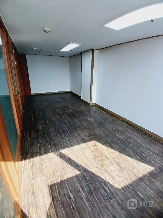신논현역 도보 4분, 넓게 사용 가능한 7,8인용 사무실입니다. 매물의 5번째 사진