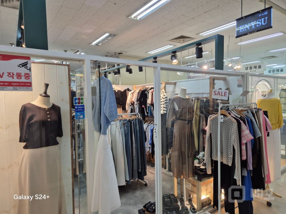 리센츠상가 내에서 10년동안 건재하고 있는 몇 안되는 의류점입니다.*♡* 매물의 8번째 사진