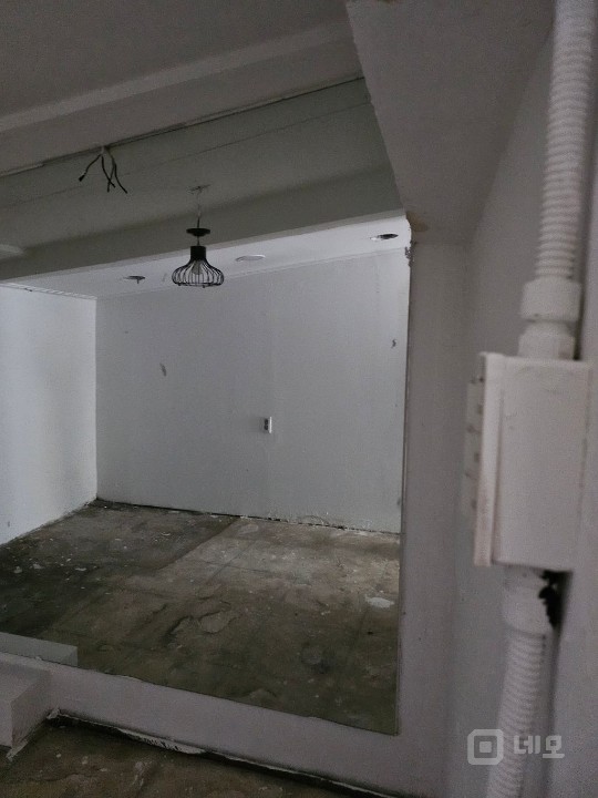 홍대정문 버스정류장 바로앞 매물의 2번째 사진