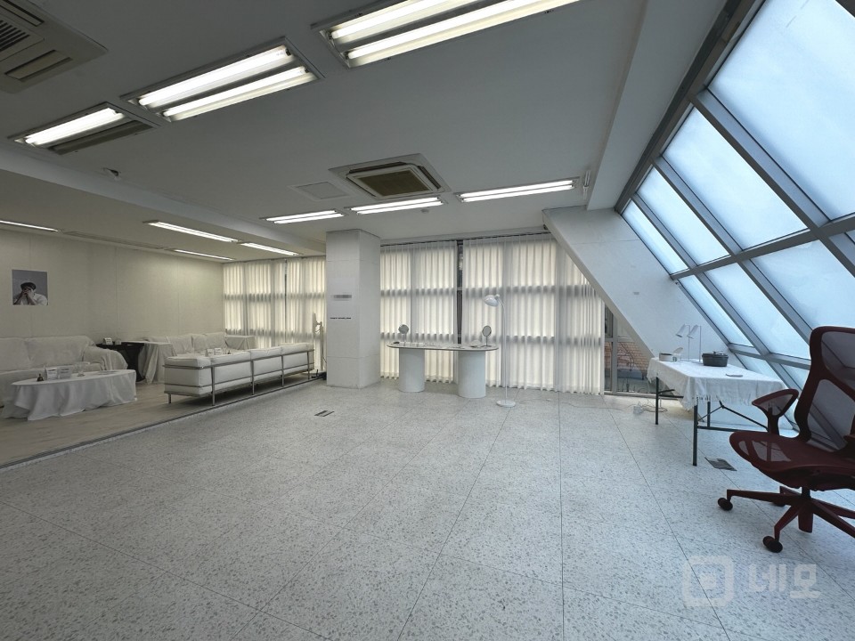 🧡화이트톤 채광 좋은 쇼룸 인테리어 무권리 상가🧡 매물의 4번째 사진