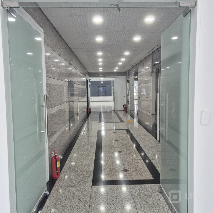 💕삼성동 I 쾌적한 화이트톤 인테리어 I 빠른 계약 예상되는 사무실 매물의 8번째 사진