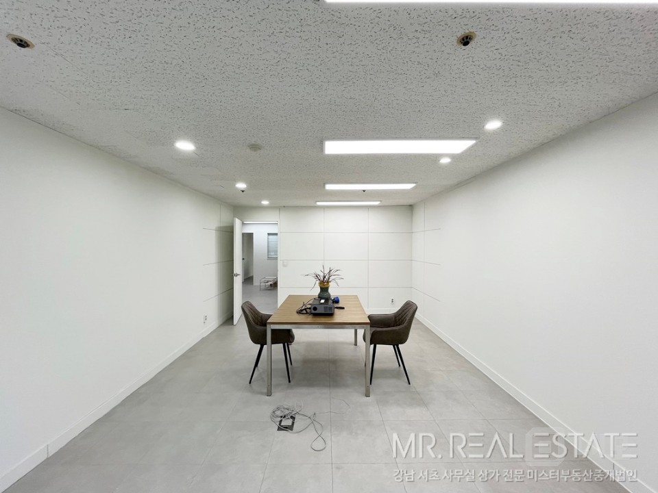 선정릉대로변초역세권 단독층 자주식주차 무권리화이트톤 홀+룸3+탕비 매물의 7번째 사진