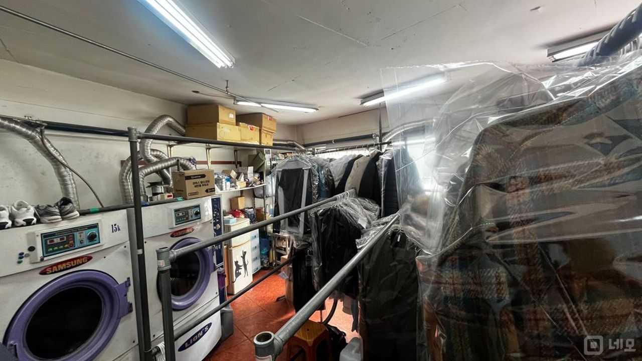 8차선 대로변 1층 상가 입니다. 광고효과 좋습니다. 매물의 5번째 사진