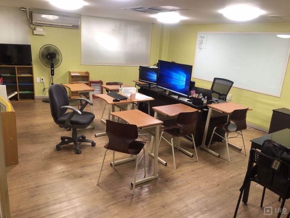 학원 인테리어가 너무나 깔끔하고 이쁜 점포 추천드립니다. 매물의 1번째 사진