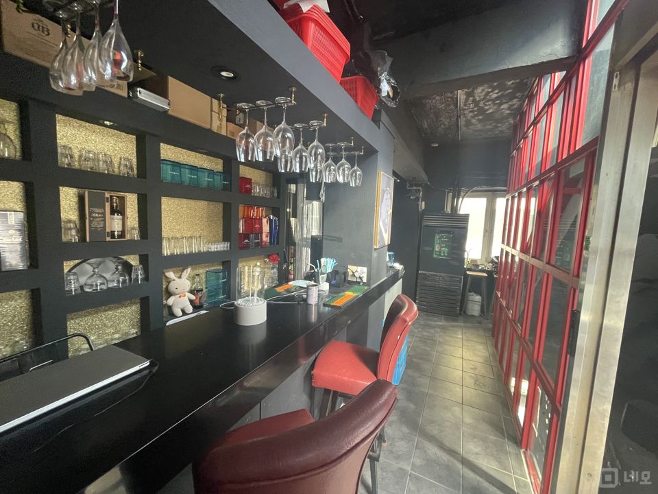이태원 메인거리 인근 골목에 위치한 2층 바 매장 매물의 1번째 사진
