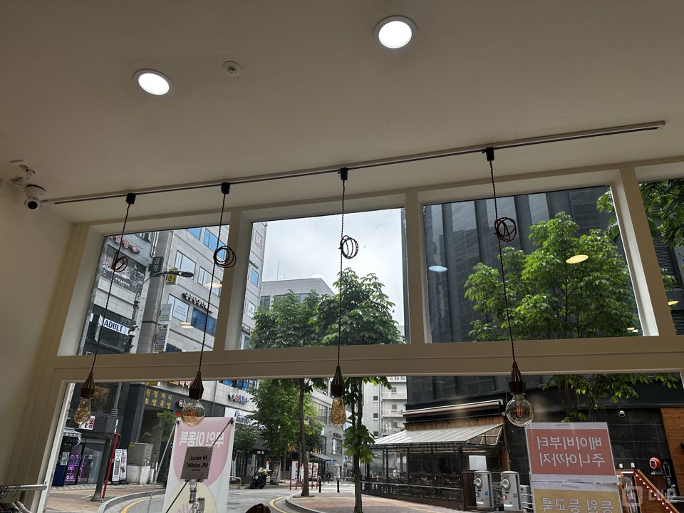 파주시 목동동, 깔끔한 인테리어 완비된 1층 아동복판매점 매물의 4번째 사진