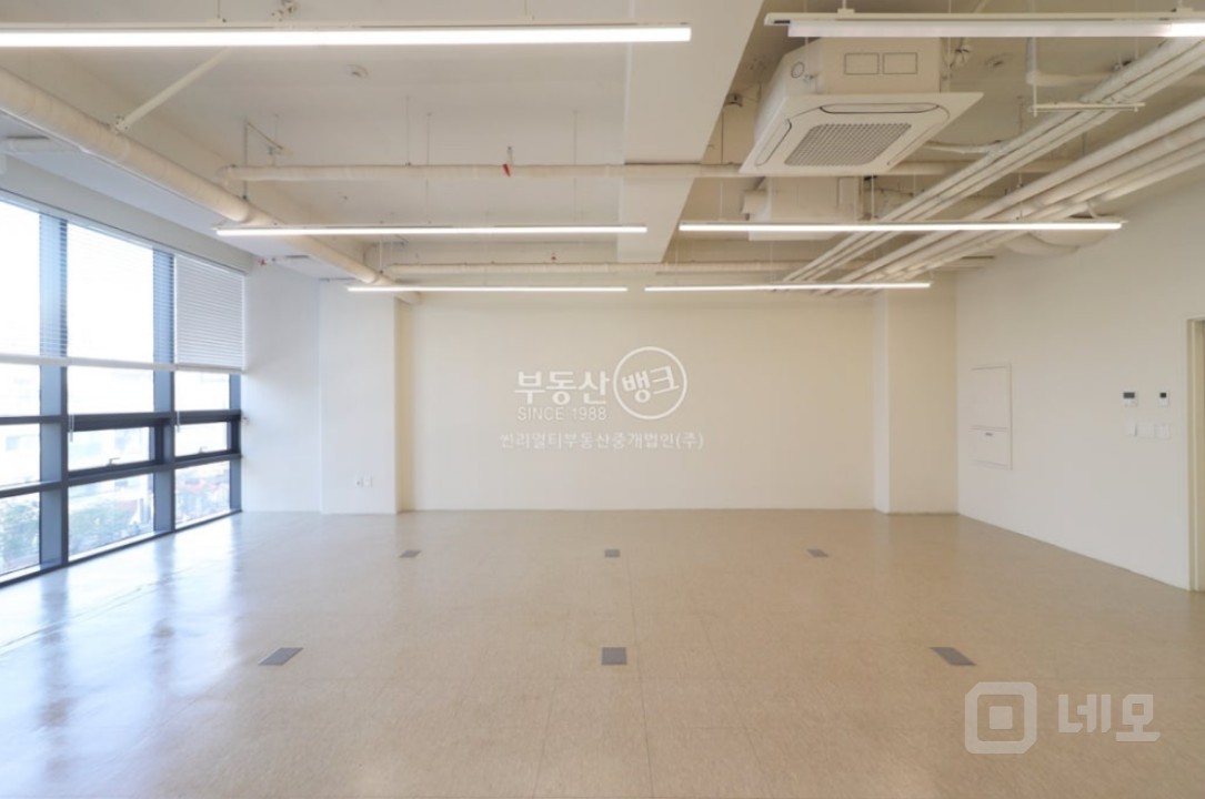 확장 후 약 23평 노출천정 깔끔한 내부 중소형평수 사무실 매물의 3번째 사진