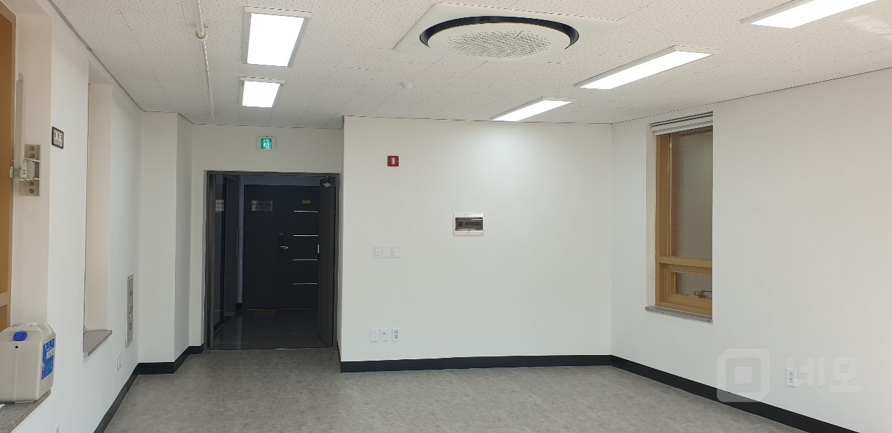 🏙️ 종로구 신축급 소형 사무실! 성현빌딩 8층 🌿 매물의 4번째 사진