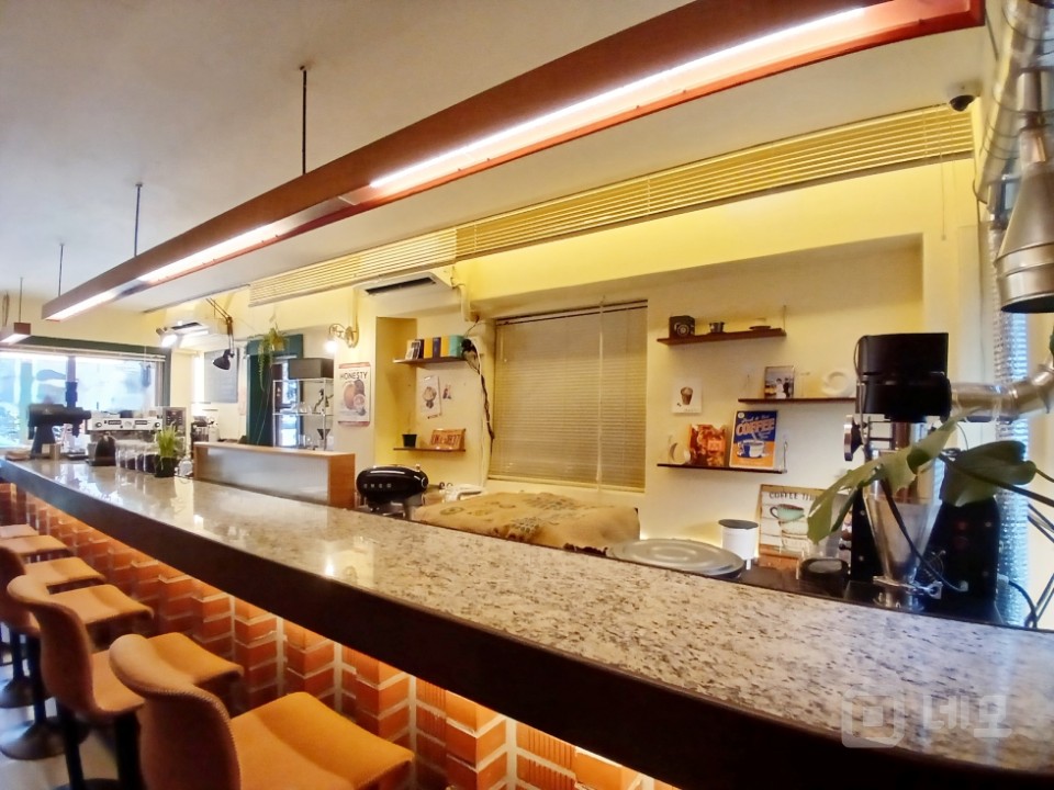 GATE 망원동 한강공원 초입에 위치한 코너노출 1층 상가 매물의 1번째 사진