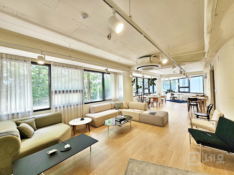 🌈 채광의 차이가 느껴지십니까? 매물의 1번째 사진