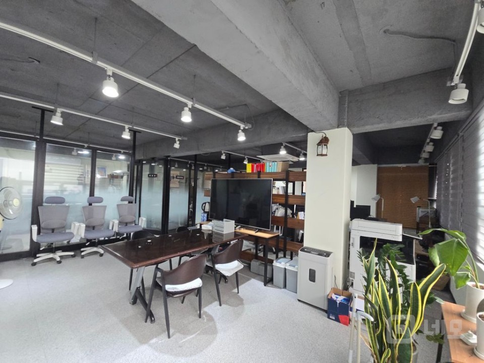 깨끗하고 인테리어 완비된 사무실 매물의 9번째 사진