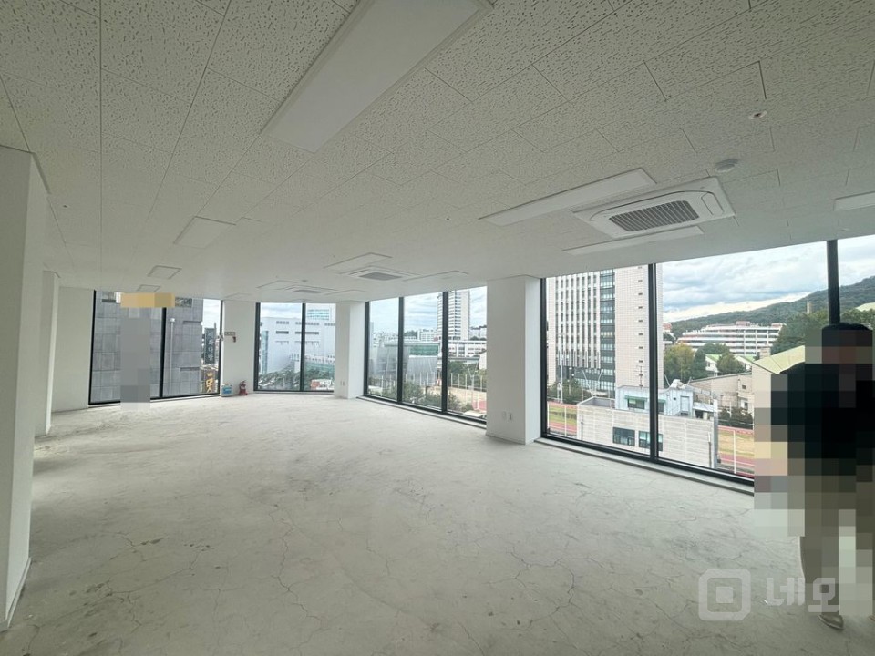 무권리 이대앞 신축 첫입주 이면 통창 개방감 좋은 상가 사무실 매물의 4번째 사진