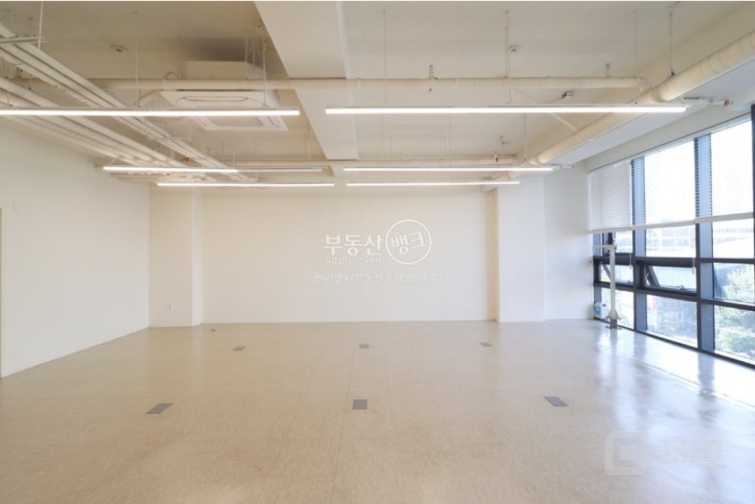 확장 후 약 23평 노출천정 깔끔한 내부 중소형평수 사무실 매물의 2번째 사진