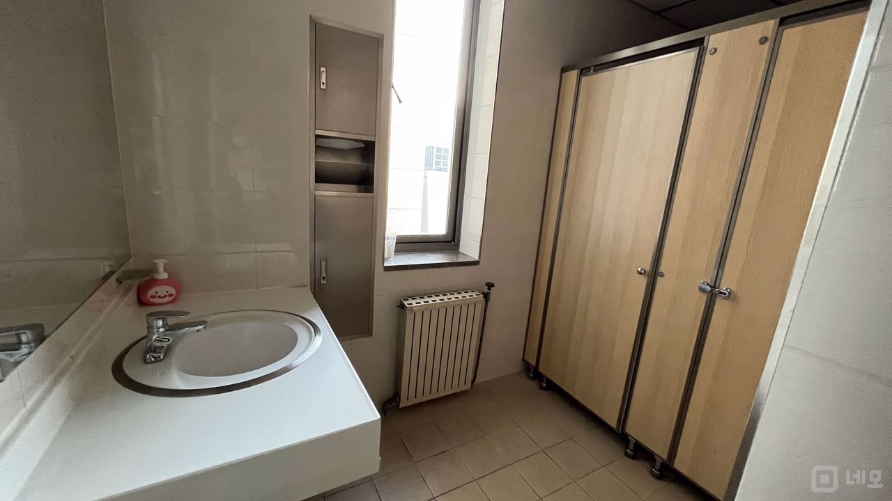 신사동 인테리어 깔끔한 대로변 사무실 매물의 4번째 사진