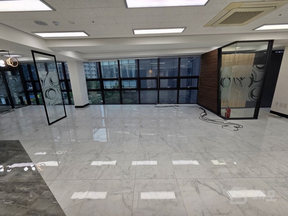 신촌역 도보 4분/홍대입구역 5분 역세권 전용148평 무권리 사무실/상가 매물의 7번째 사진