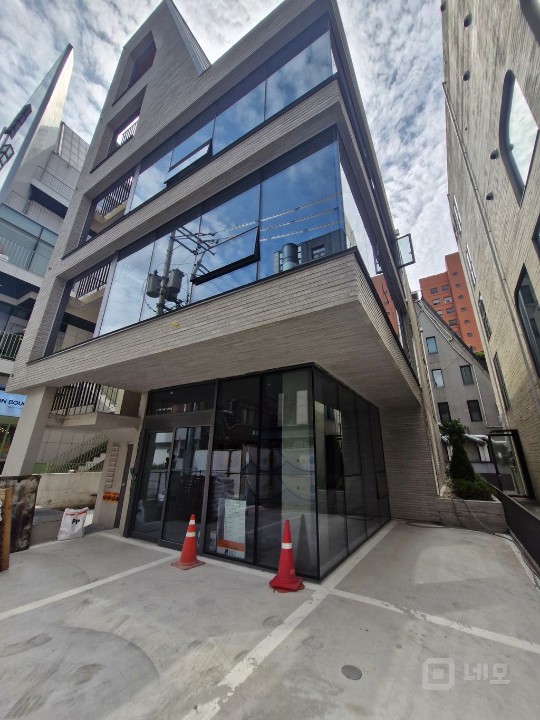 역삼동 핵심상권 1층 상가! 신논현역 인접 · 젊은층 핫플 입지 매물의 7번째 사진