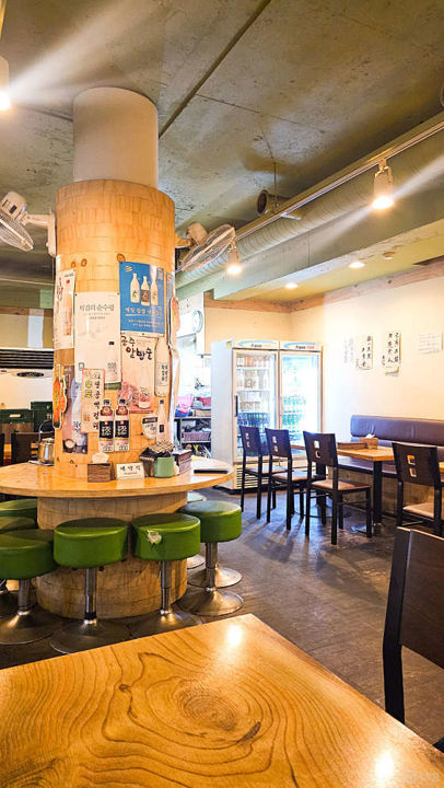 신사동 대로변 코너자리에 위치한 민속주점 매물의 3번째 사진