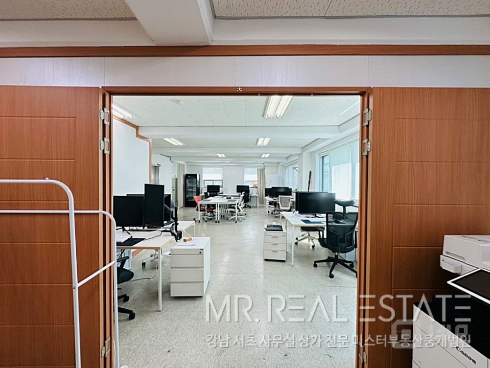 ★교대역2분.인테리어최상.화이트톤.층고높음.사무실ACE★ 매물의 3번째 사진