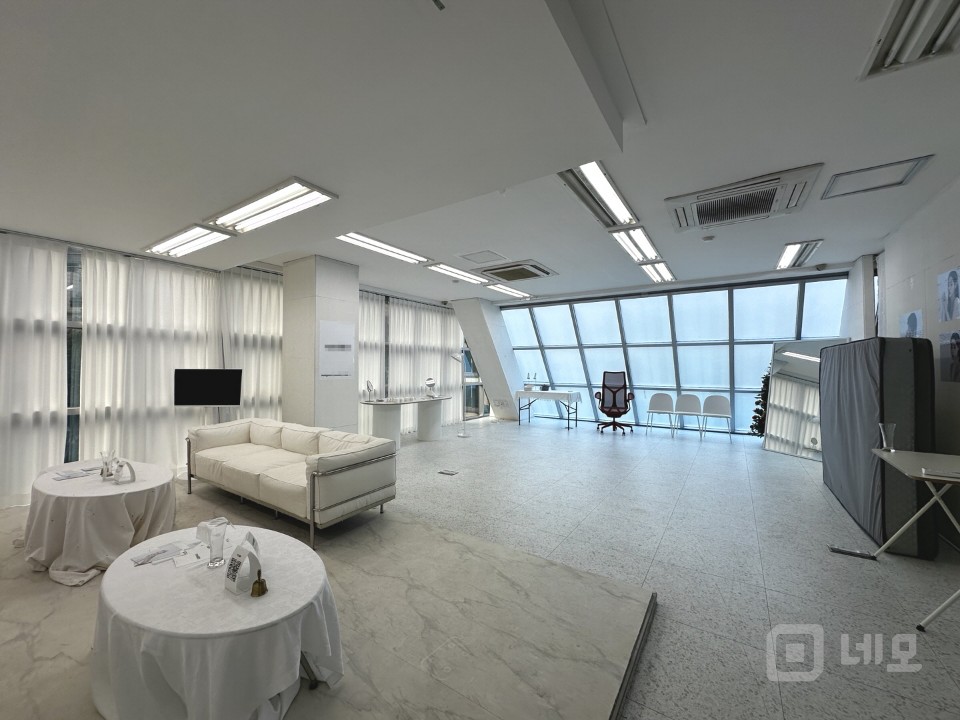 🧡화이트톤 채광 좋은 쇼룸 인테리어 무권리 상가🧡 매물의 1번째 사진