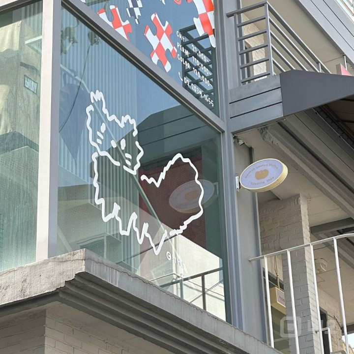 연남동 감성 소품샵 임대 – 24평 넓은 공간, 트렌디 2.5층 독립매장 매물의 1번째 사진