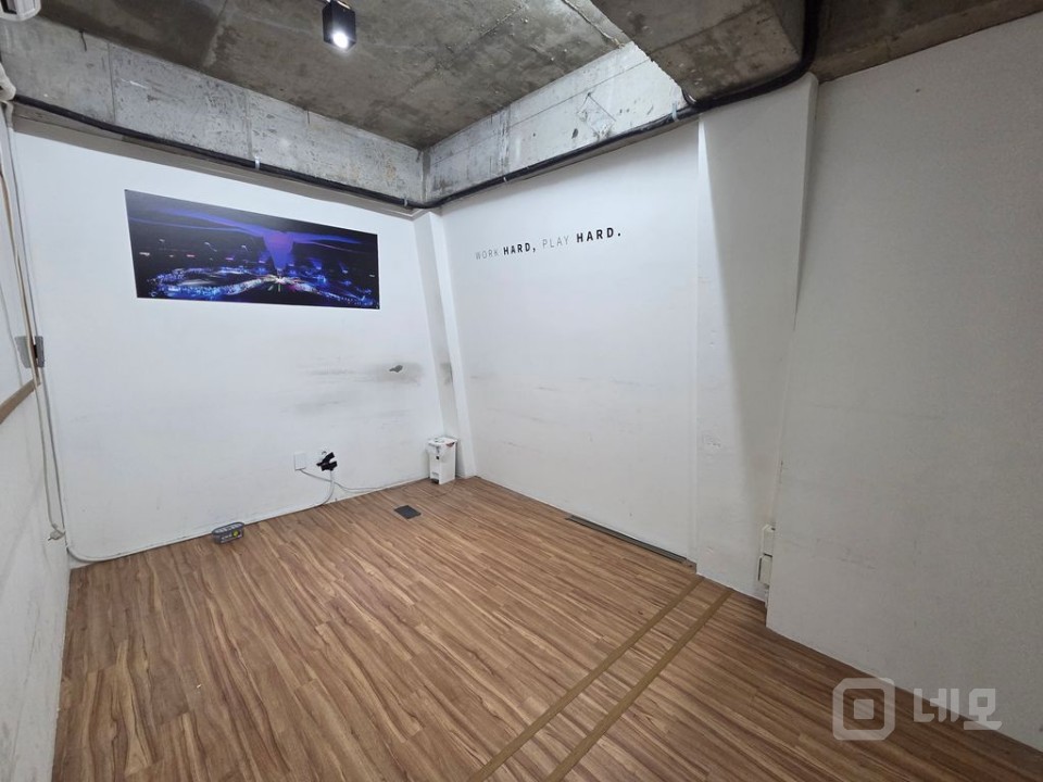 전 안무연습실 사용으로 인테리어 깔끔 무권리 임대료 저렴 상가 사무실가능 매물의 5번째 사진