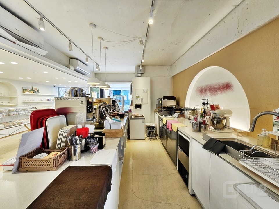 JS 연남동 핫플 미로길 1,2층 가시성 좋은 신축급 상가 매물의 10번째 사진