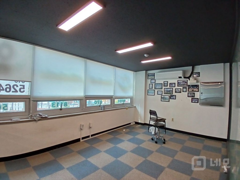 대단지 앞 35평, 널찍한 현관 구조에 냉난방 시설 완비, 깔끔한 건물 매물의 3번째 사진