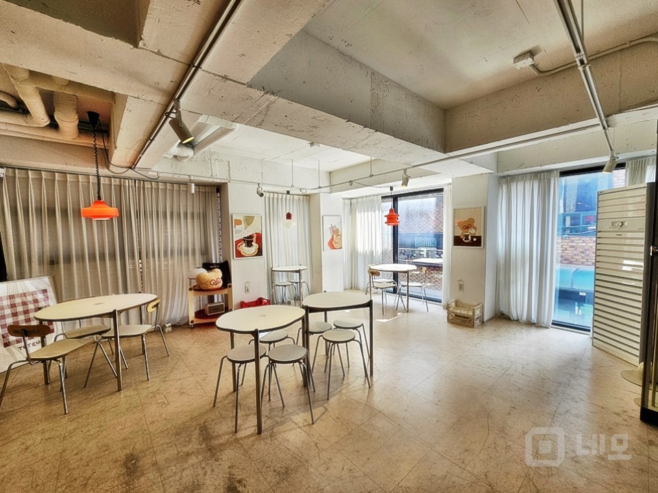 JS 연남동 핫플 미로길 1,2층 가시성 좋은 신축급 상가 매물의 8번째 사진