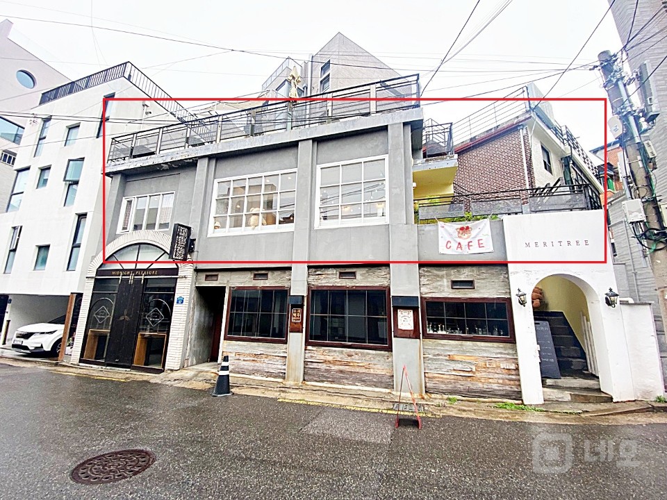 연남동 꽃길 루프탑 있는 2층 카페. 매물의 1번째 사진
