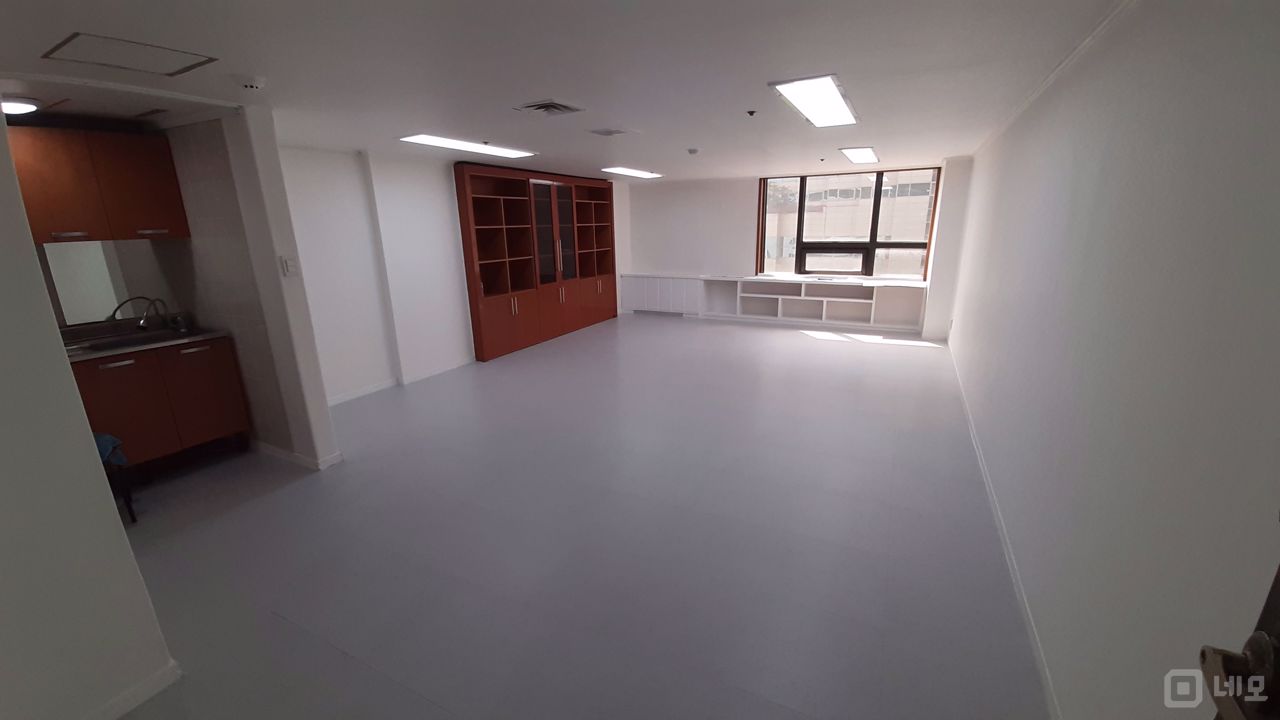 화이트톤의 깔끔하고 깨끗한, 수납공간이 많은 사무실입니다. 매물의 1번째 사진