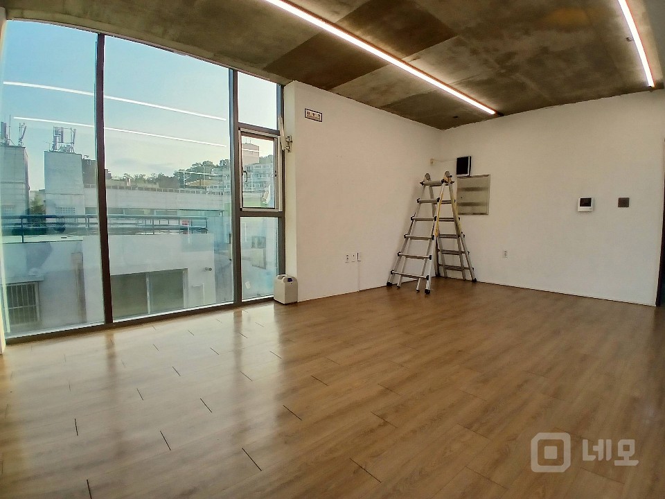 홍대입구역 15분 거리 신축급 조용한 주변의 고급 사무실 매물의 5번째 사진