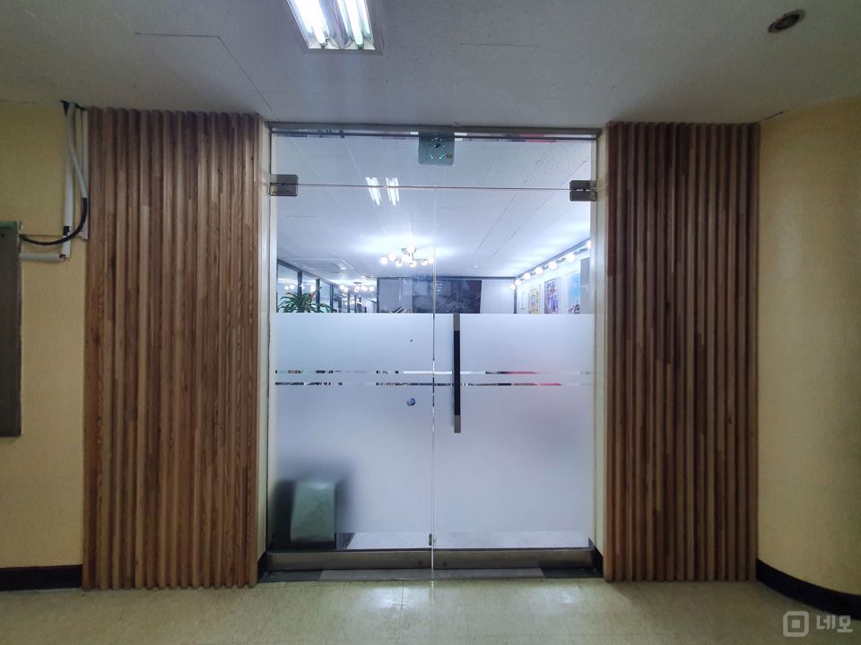 창천동 버스정류장 바로 앞 가시성 좋은 사무실 매물의 9번째 사진