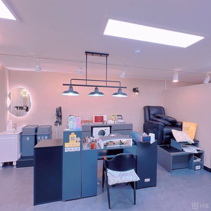 시흥동 대로변에 위치한 네일샵 임대 매물의 2번째 사진